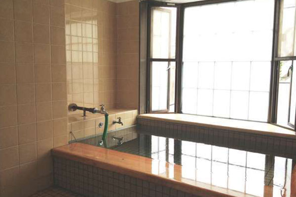 小さなお風呂ですが、そのため新鮮でいいお湯が楽しめます。